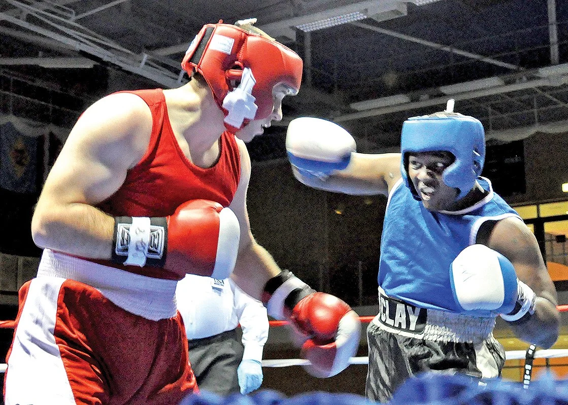 pg体育重量级拳击冠军李铁拳比赛照片